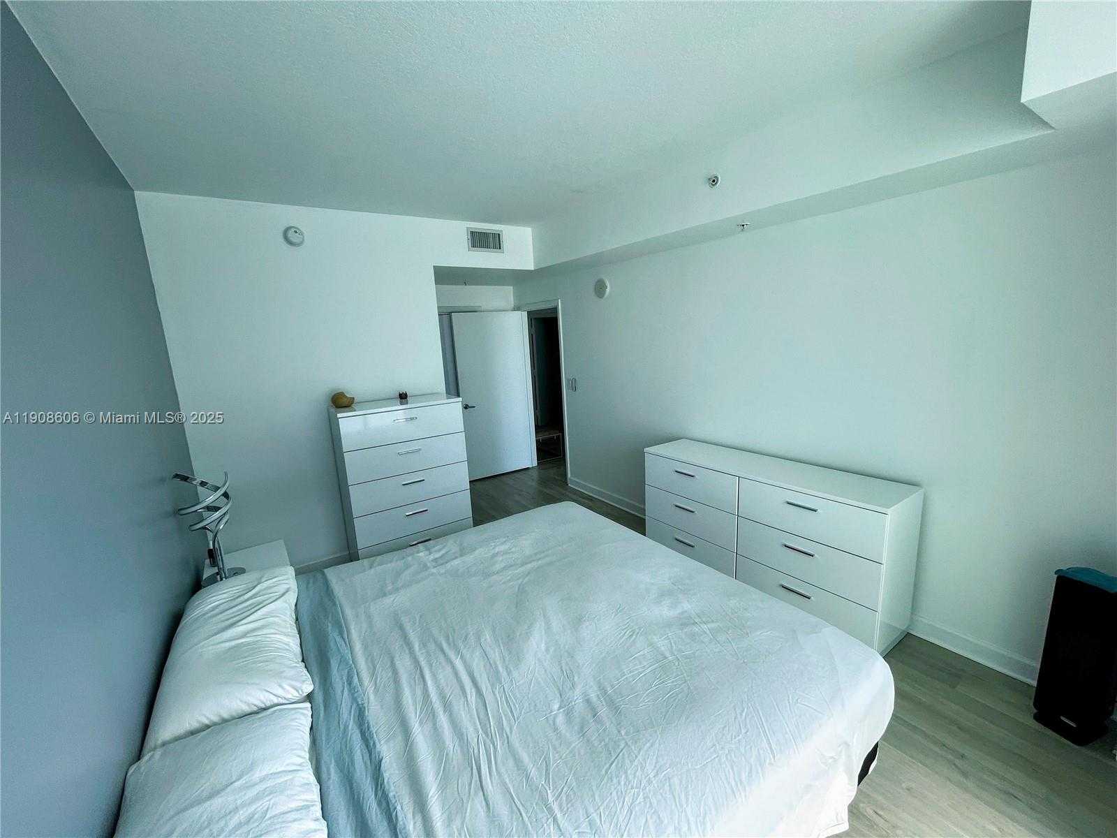 Small Image of 1900 NORTH BAYSHORE DR #4007, Miami Number 9