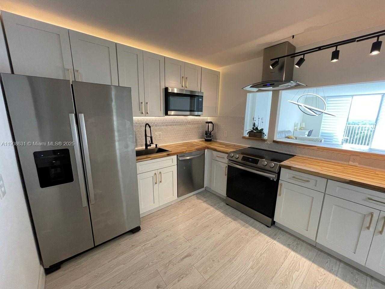 Small Image of 2801 NORTH EAST 183RD STREET #1611W, Aventura Number 4