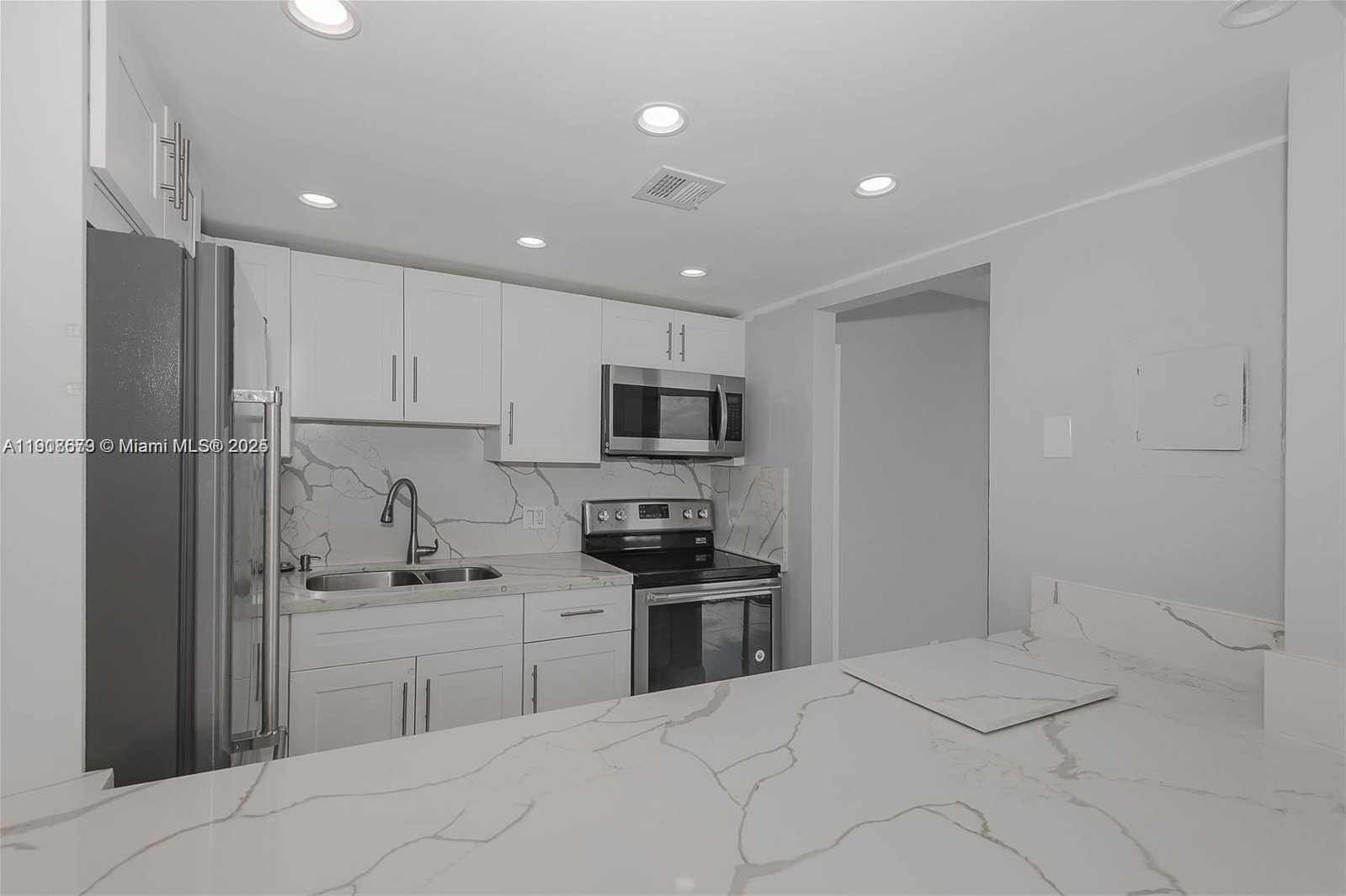 Small Image of 20301 WEST COUNTRY CLUB DR #1221, Aventura Number 2