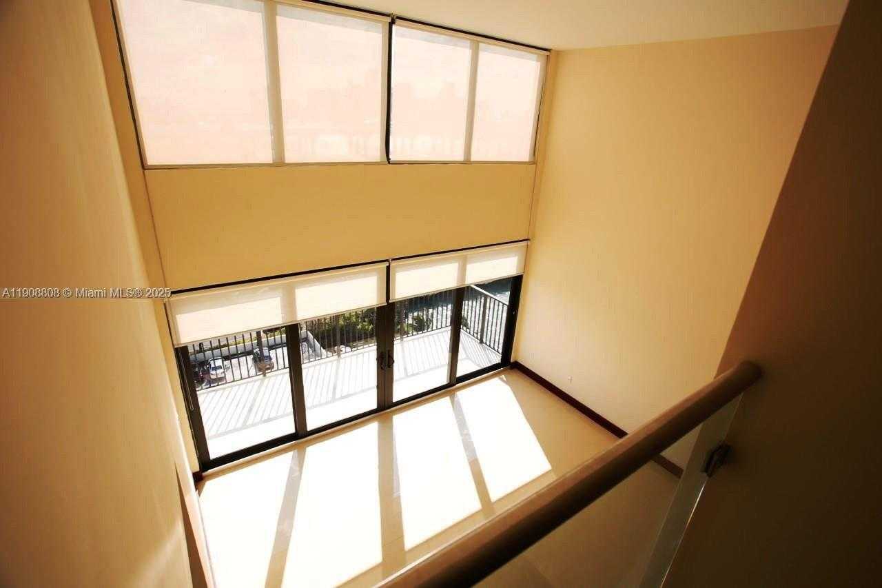 Small Image of 801 NORTH VENETIAN DR #1106, Miami Number 10