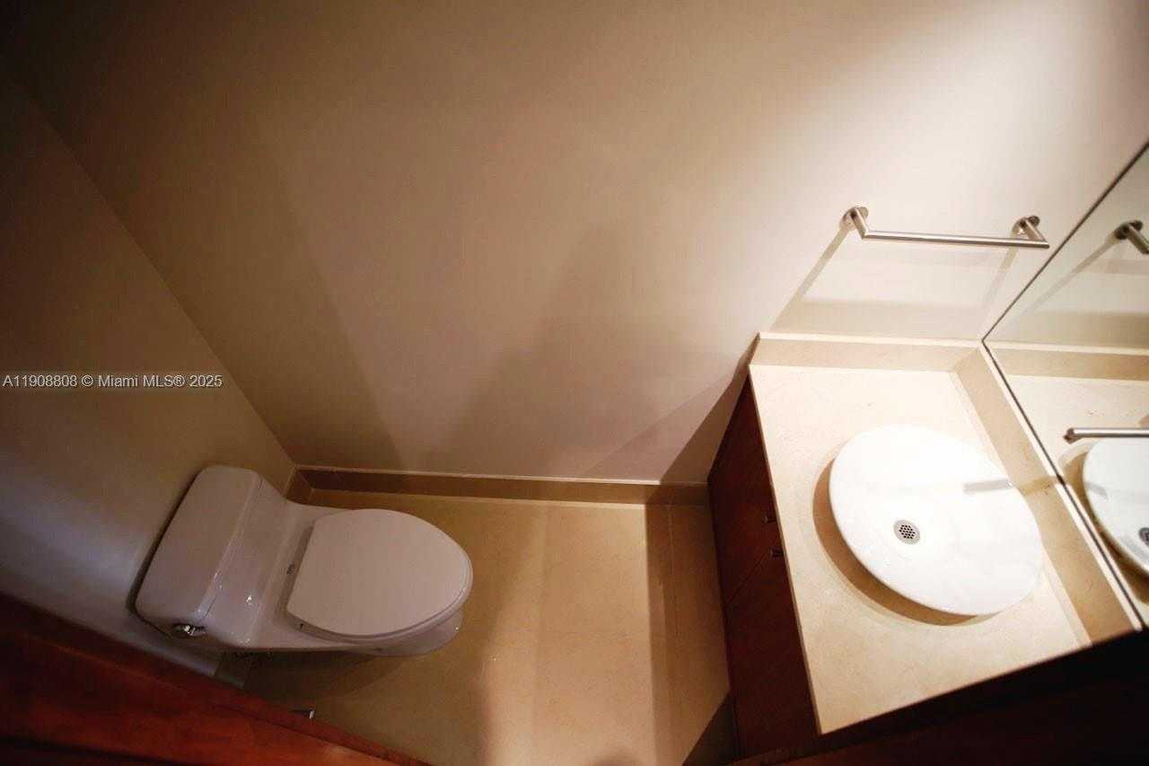 Small Image of 801 NORTH VENETIAN DR #1106, Miami Number 12