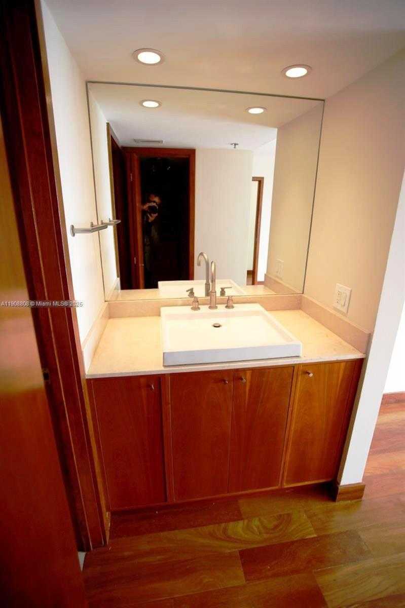 Small Image of 801 NORTH VENETIAN DR #1106, Miami Number 14