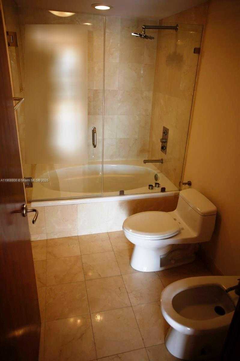 Small Image of 801 NORTH VENETIAN DR #1106, Miami Number 15