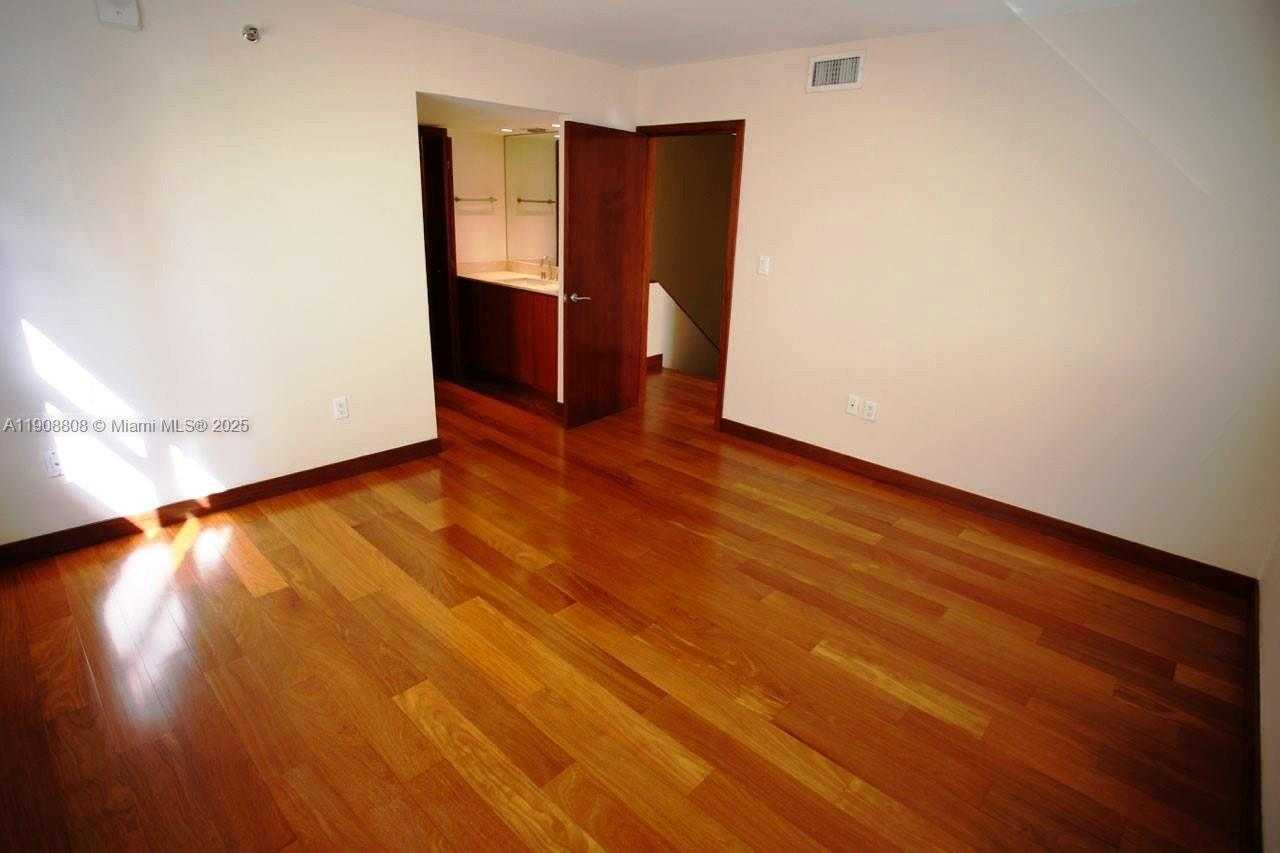 Small Image of 801 NORTH VENETIAN DR #1106, Miami Number 20