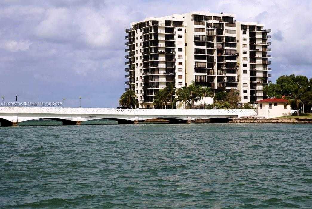 Small Image of 801 NORTH VENETIAN DR #1106, Miami Number 3