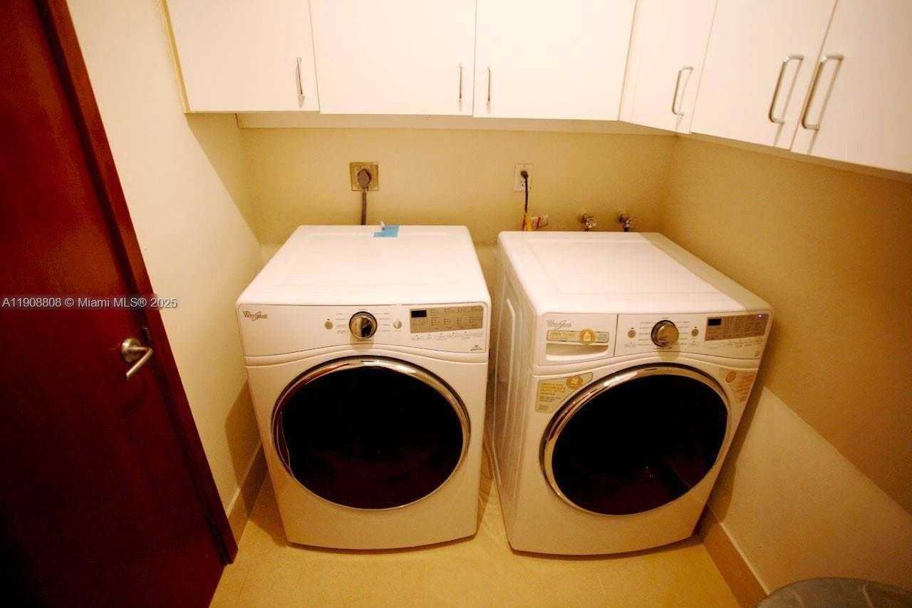 Small Image of 801 NORTH VENETIAN DR #1106, Miami Number 7