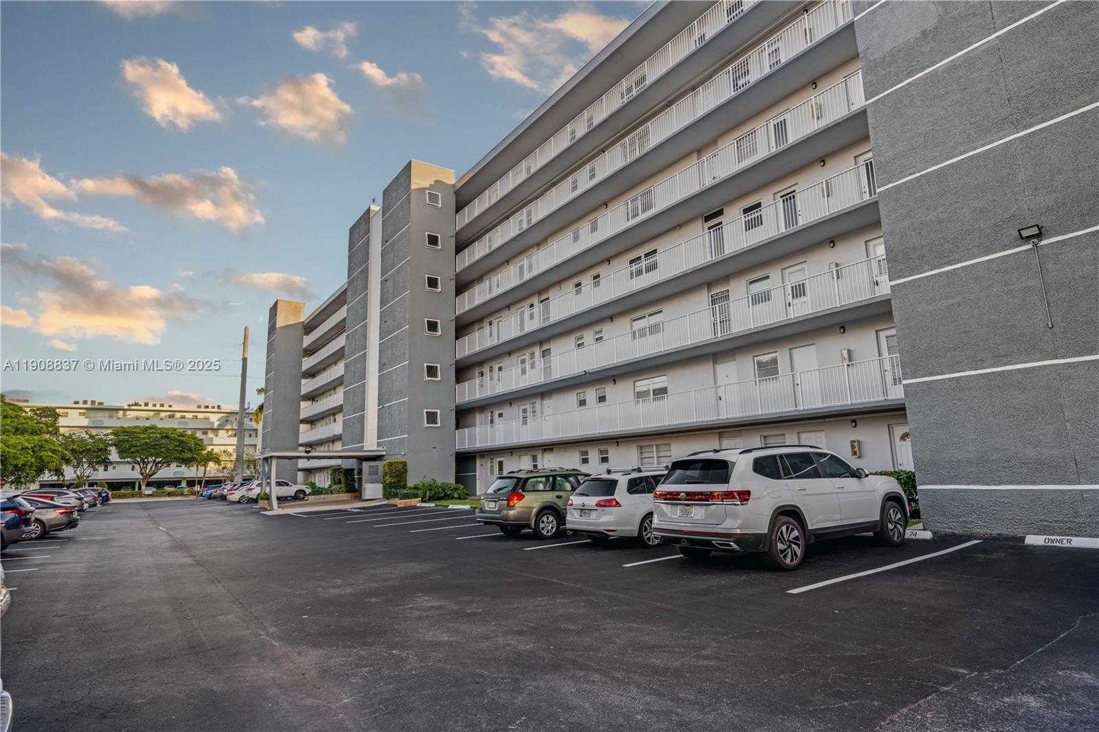 Small Image of 619 NORTH EAST 14TH AVE #304, Hallandale Beach Number 3