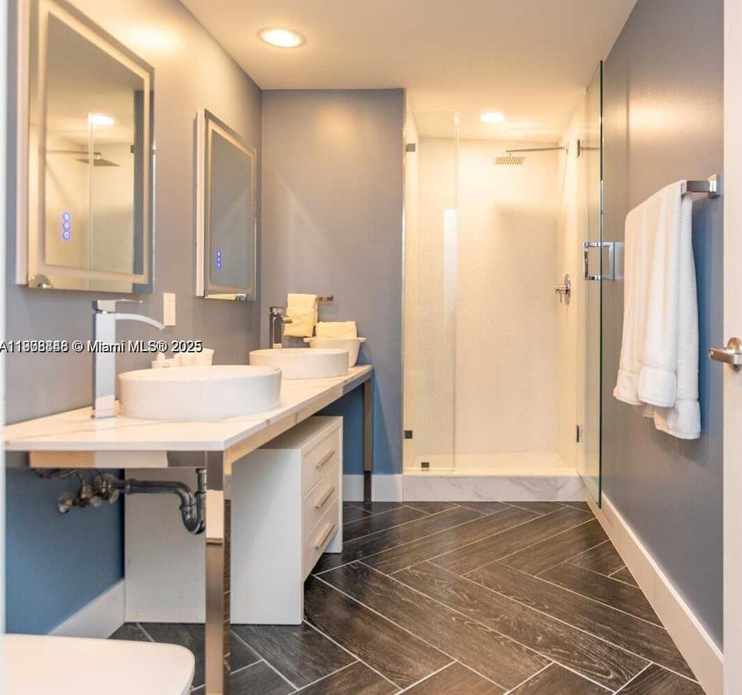 Small Image of 485 BRICKELL AVE #2302, Miami Number 10