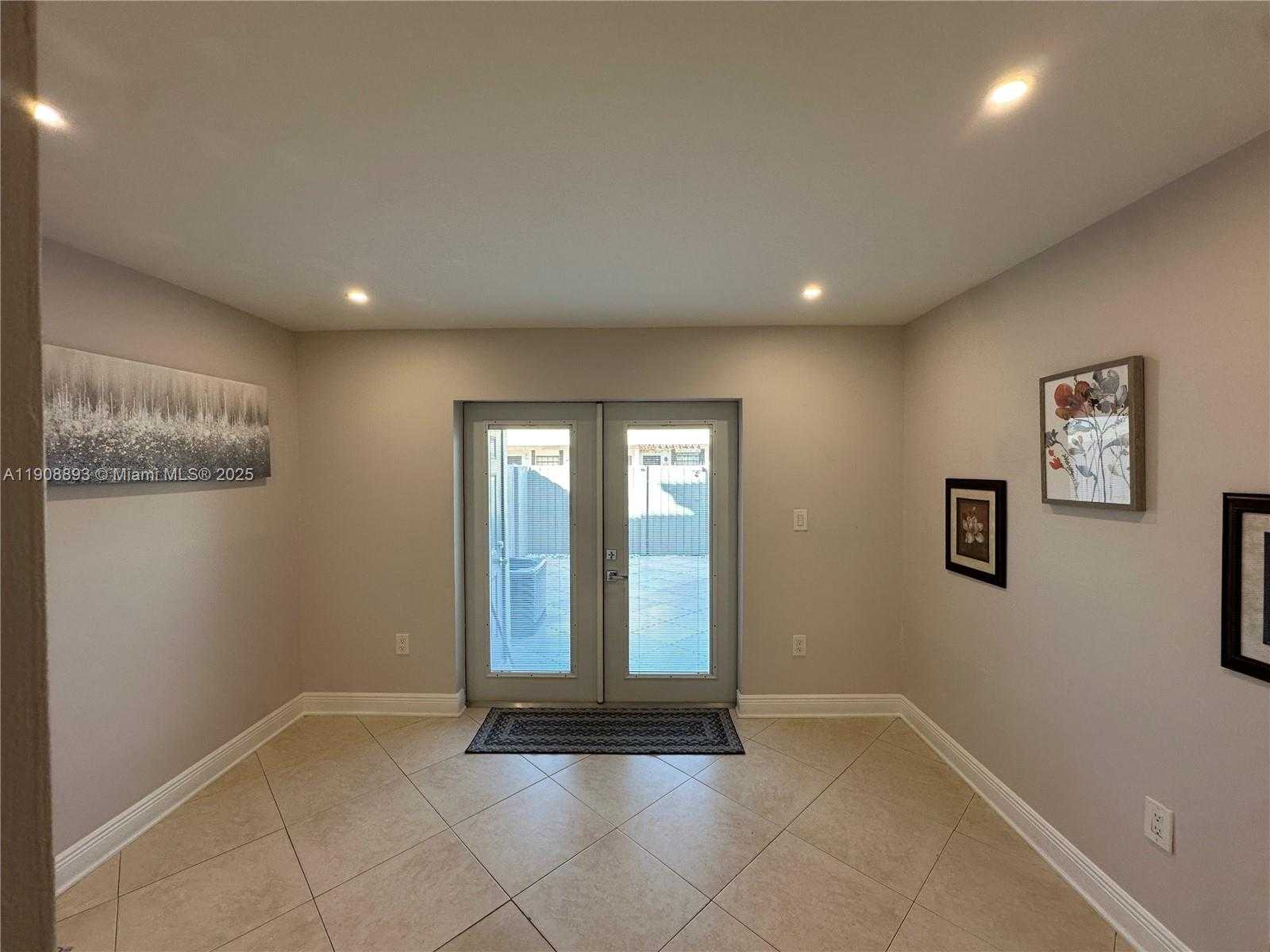 Small Image of Miami Number 12