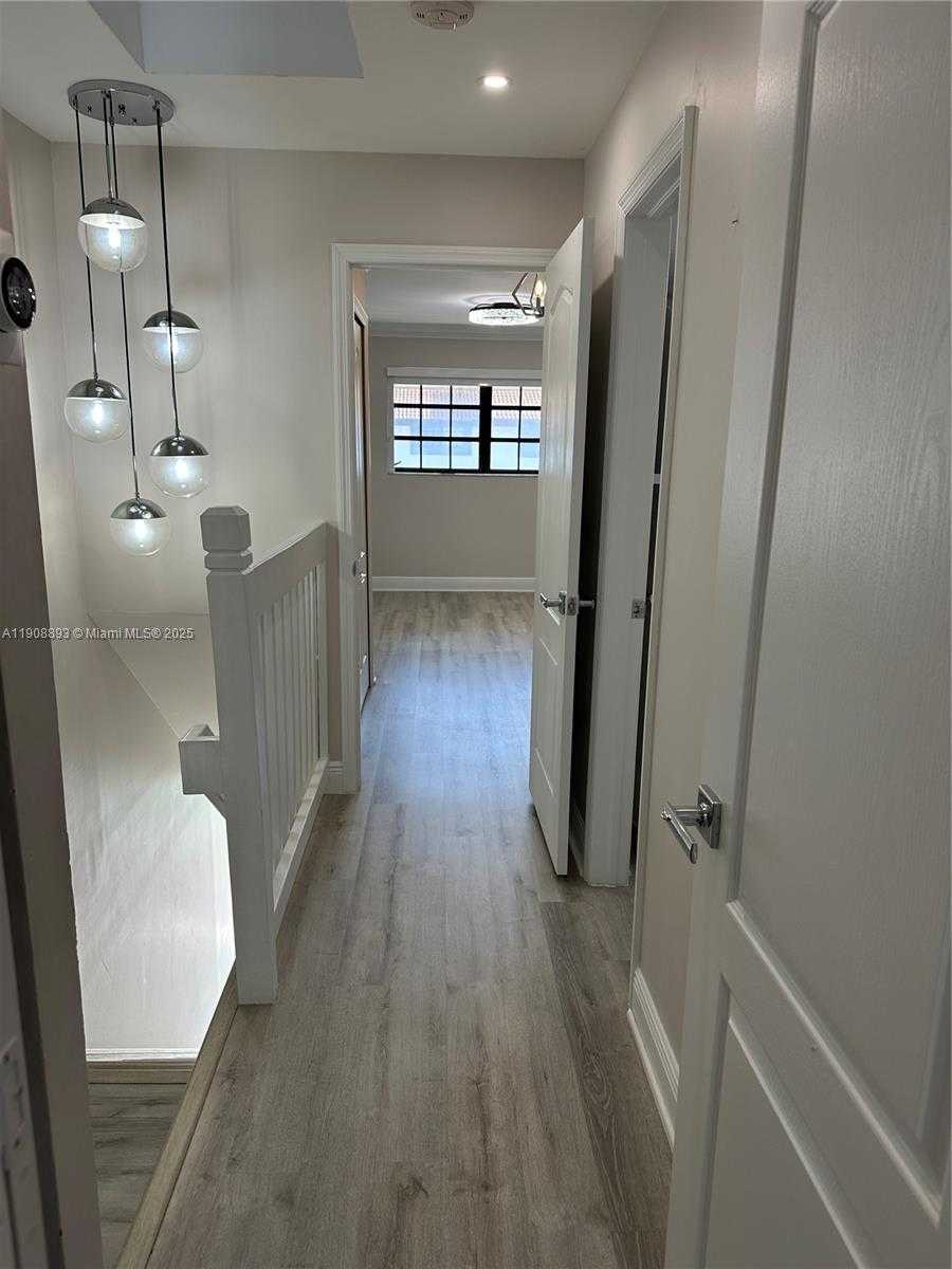 Small Image of Miami Number 17