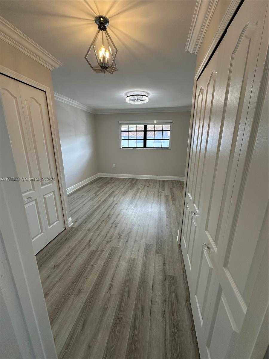 Small Image of Miami Number 18