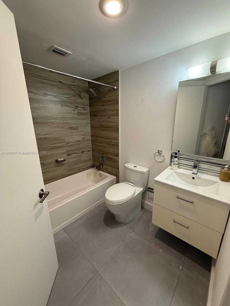 Small Image of 8290 LAKE DR #514, Doral Number 10