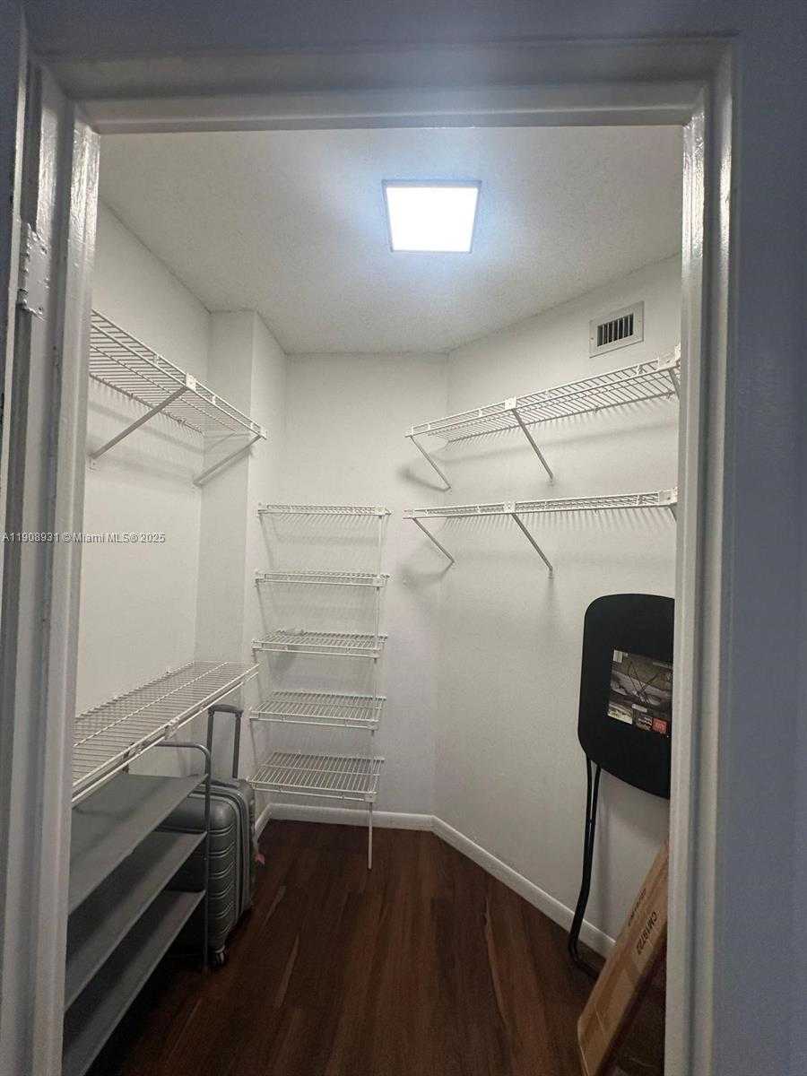 Small Image of 8290 LAKE DR #514, Doral Number 11