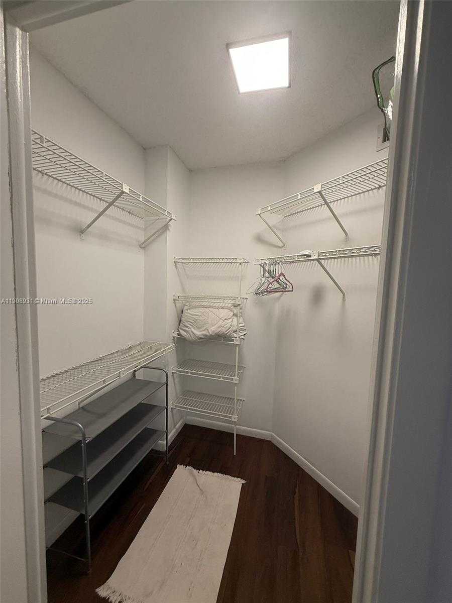 Small Image of 8290 LAKE DR #514, Doral Number 14