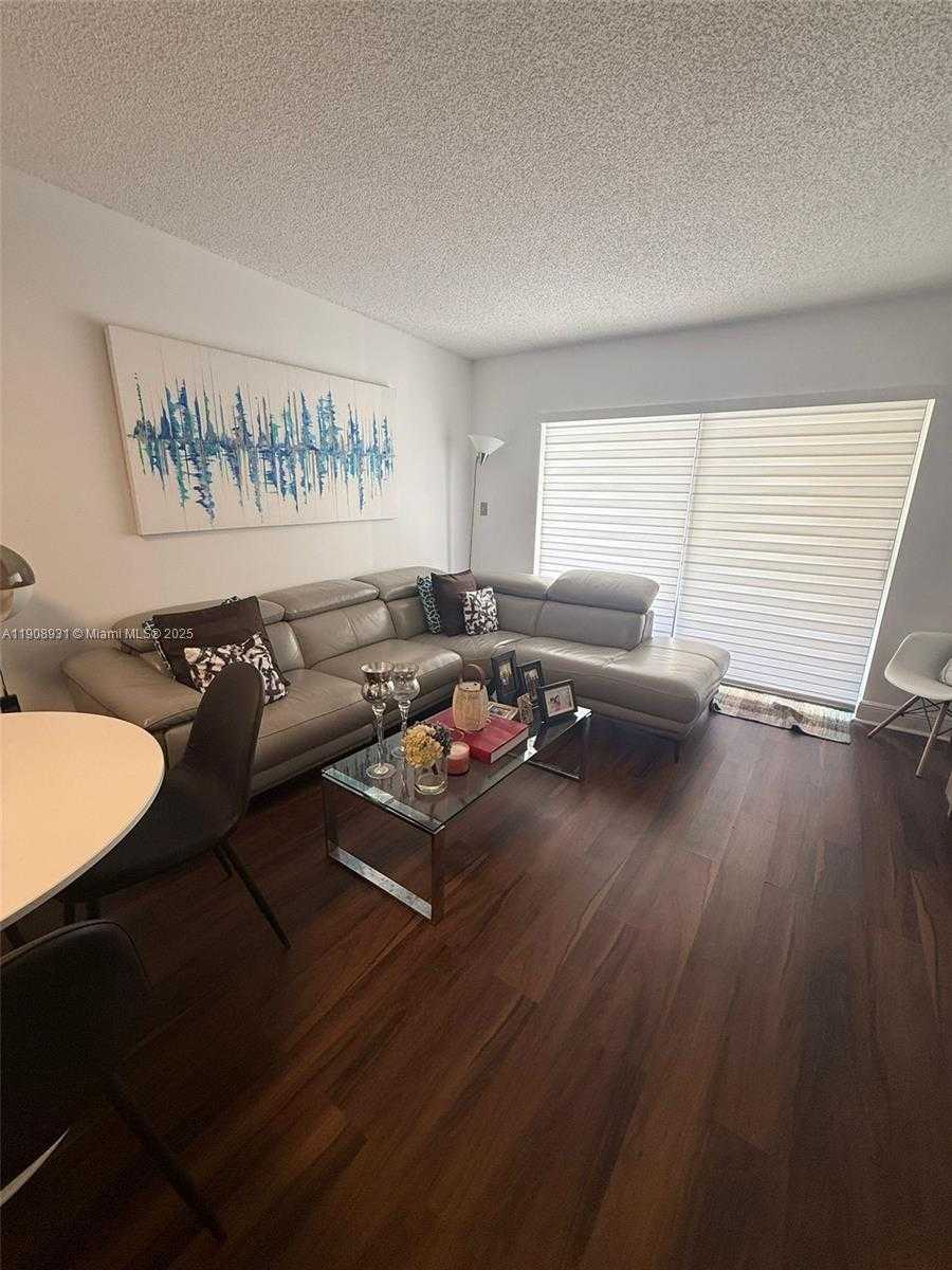 Small Image of 8290 LAKE DR #514, Doral Number 16