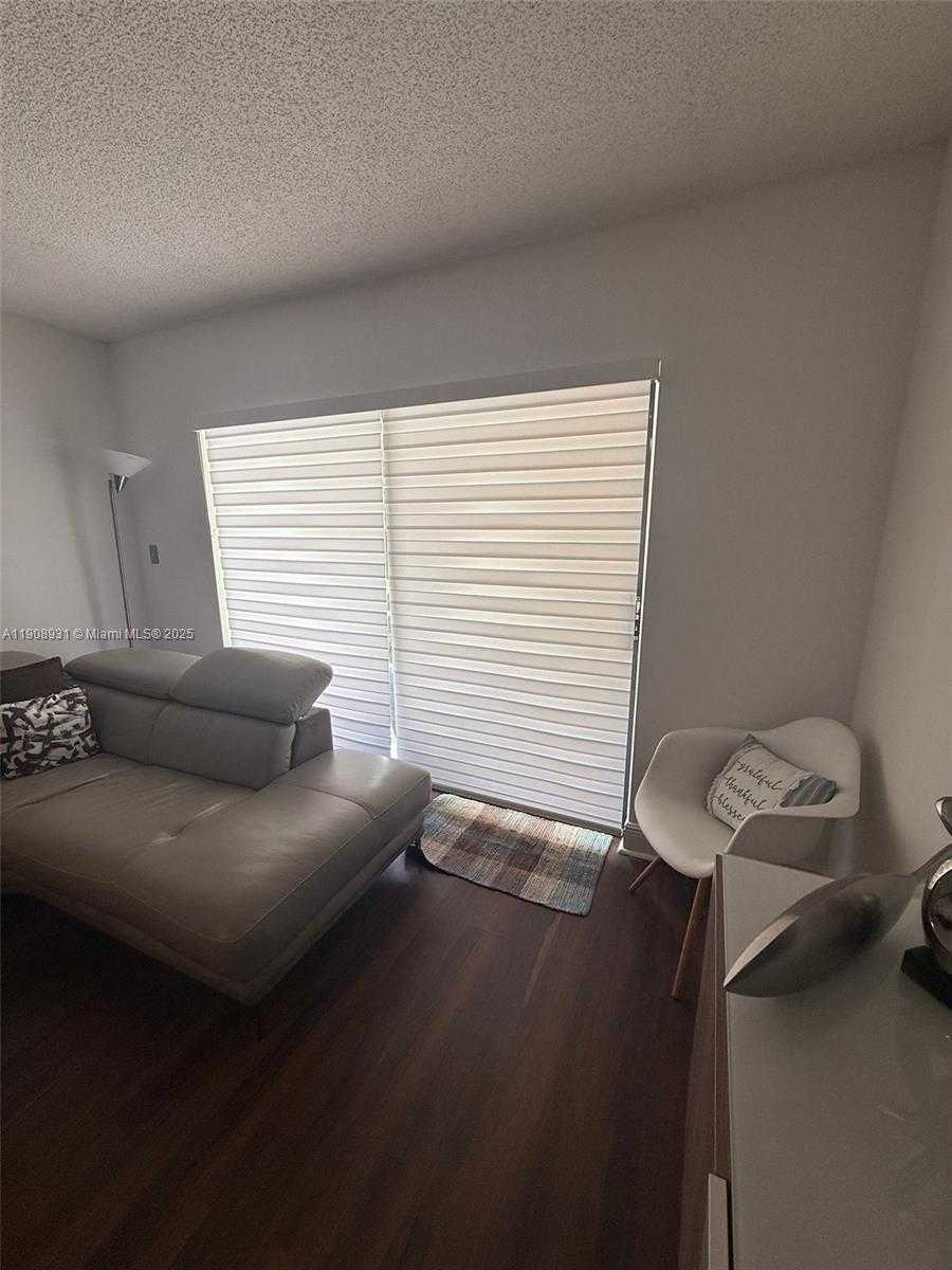 Small Image of 8290 LAKE DR #514, Doral Number 17