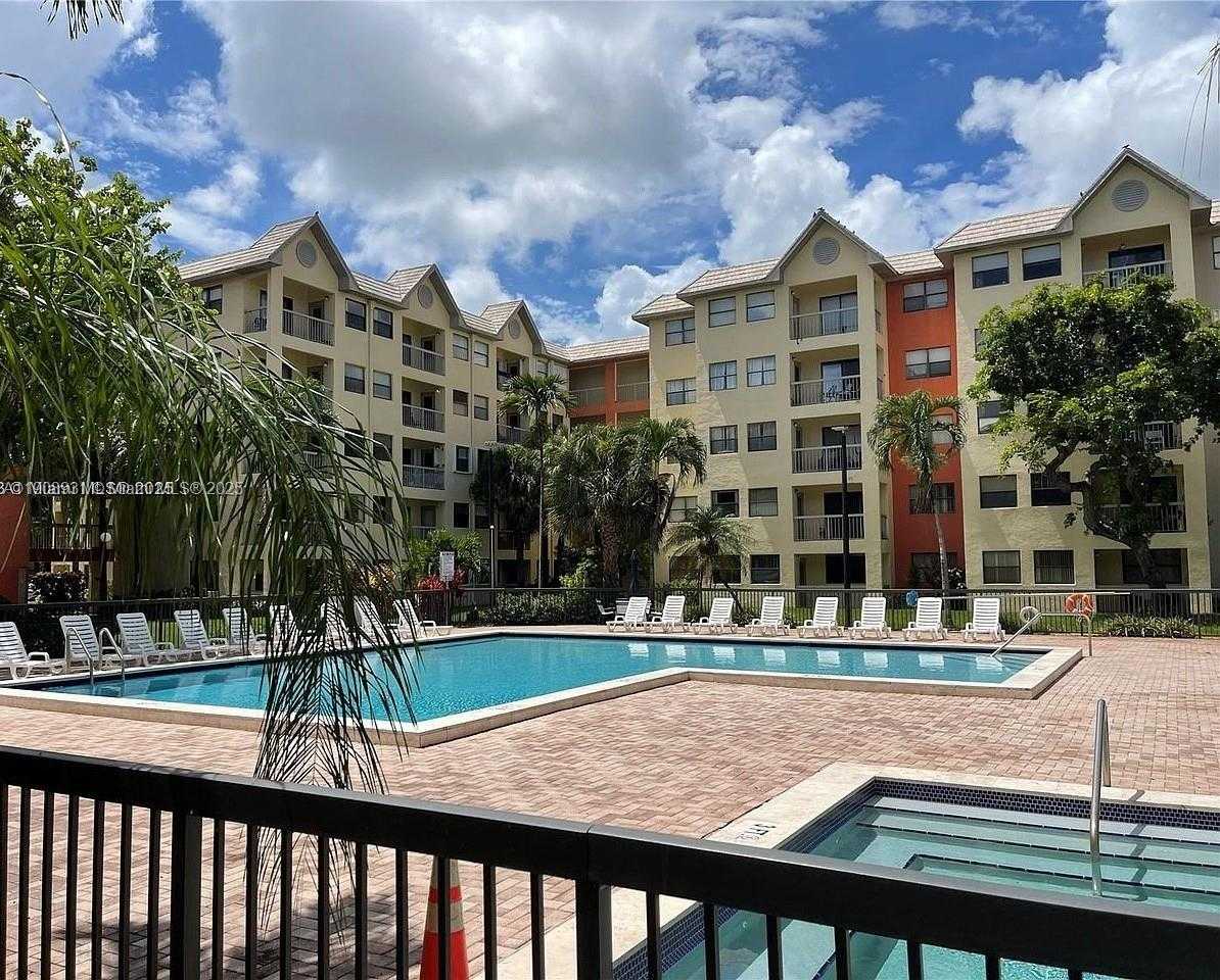 Small Image of 8290 LAKE DR #514, Doral Number 18