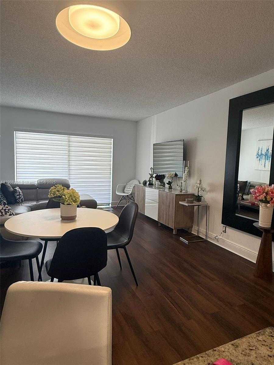 Small Image of 8290 LAKE DR #514, Doral Number 4