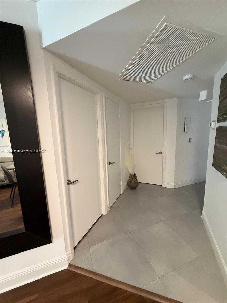 Small Image of 8290 LAKE DR #514, Doral Number 5