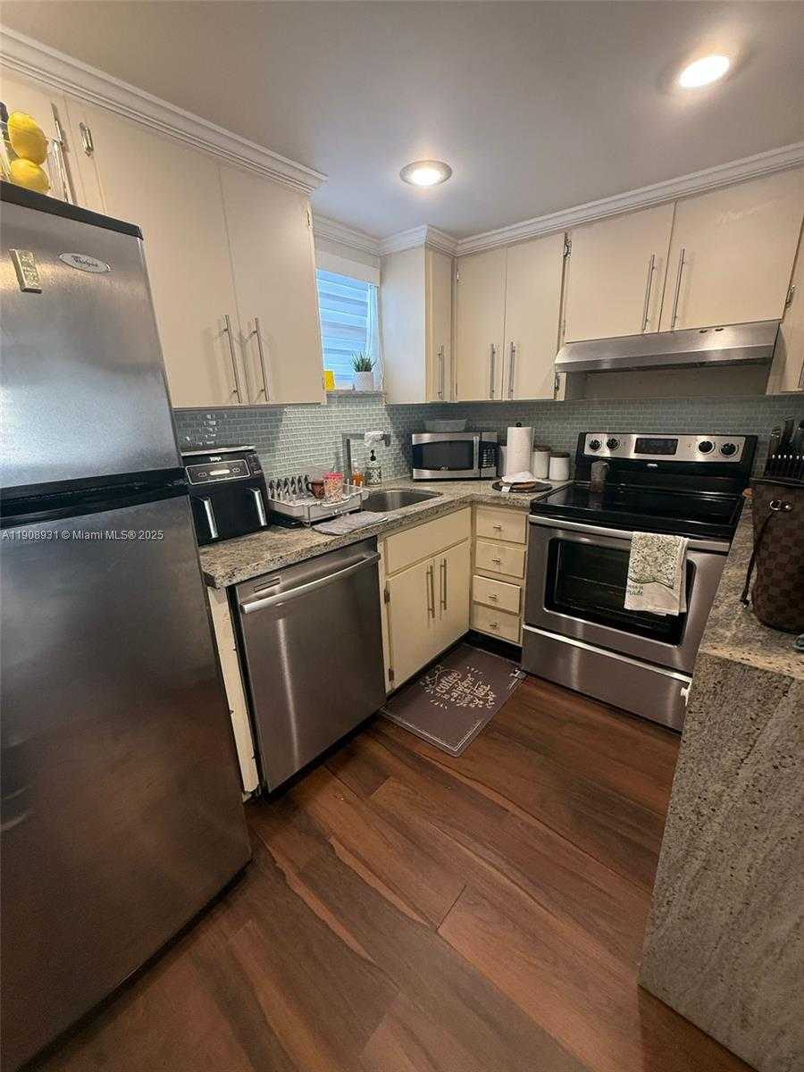 Small Image of 8290 LAKE DR #514, Doral Number 6