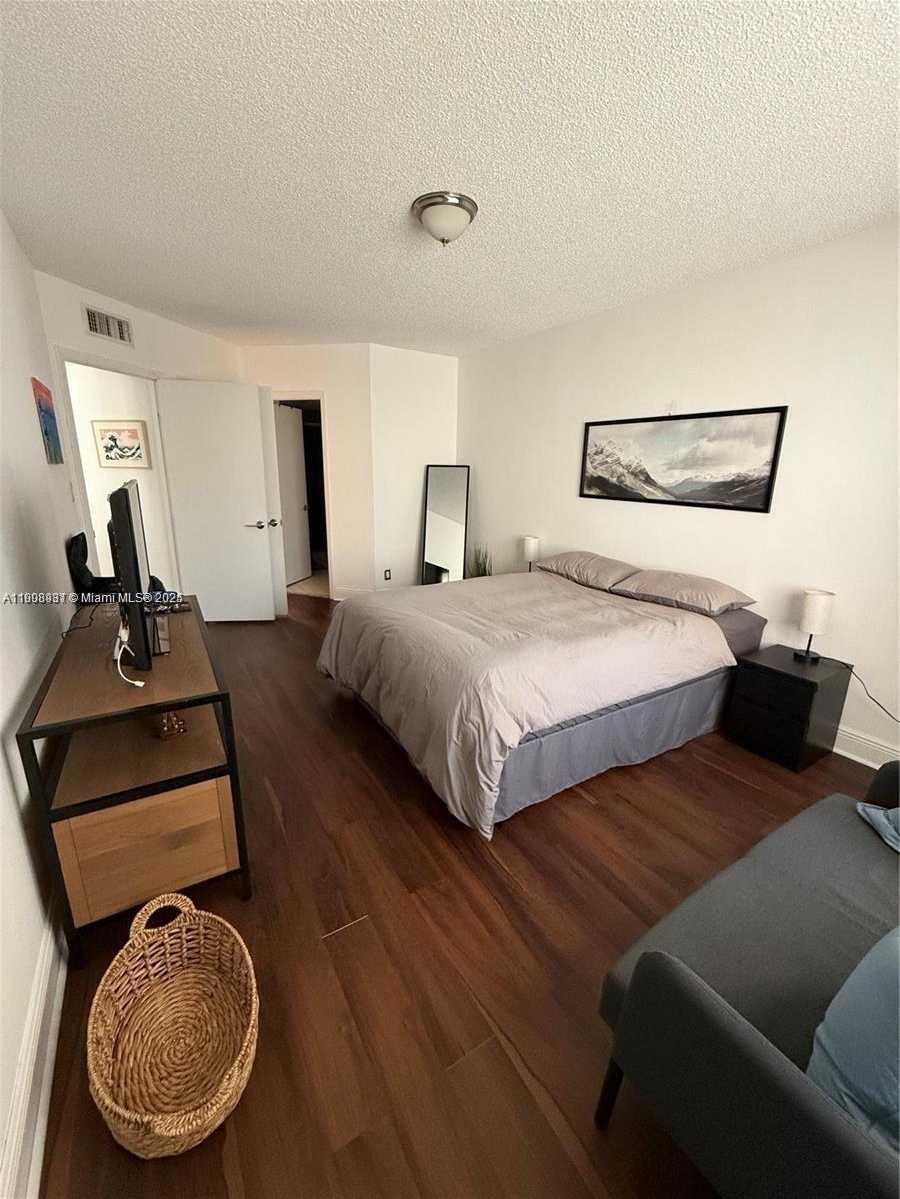 Small Image of 8290 LAKE DR #514, Doral Number 9