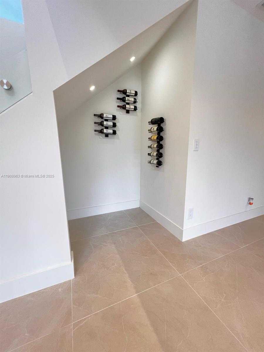 Small Image of 6243 NORTH WEST 171ST ST, Hialeah Number 13