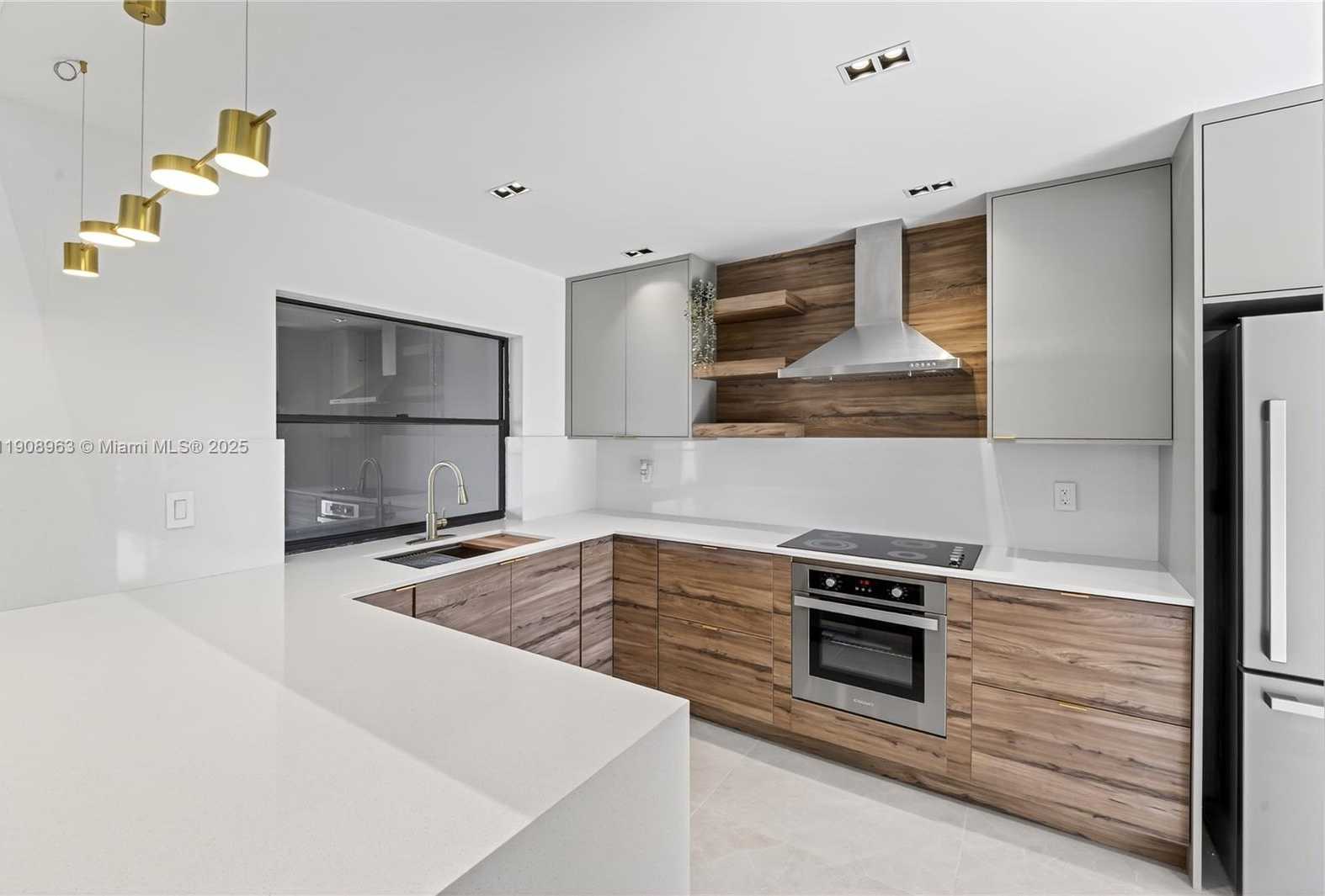 Small Image of 6243 NORTH WEST 171ST ST, Hialeah Number 2