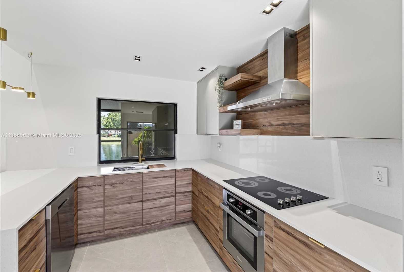 Small Image of 6243 NORTH WEST 171ST ST, Hialeah Number 3