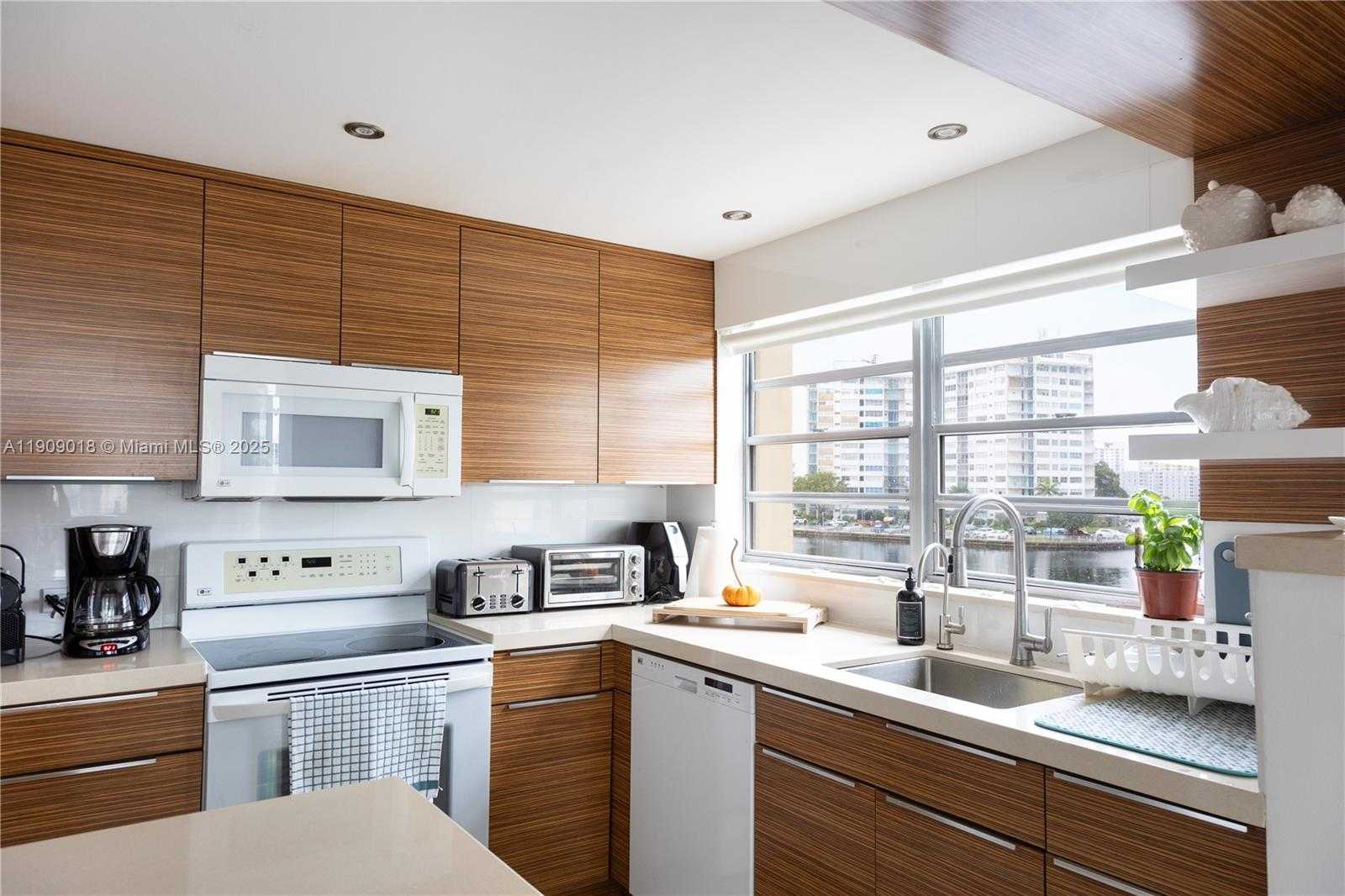 Small Image of 1817 SOUTH OCEAN DR #320, Hallandale Beach Number 8