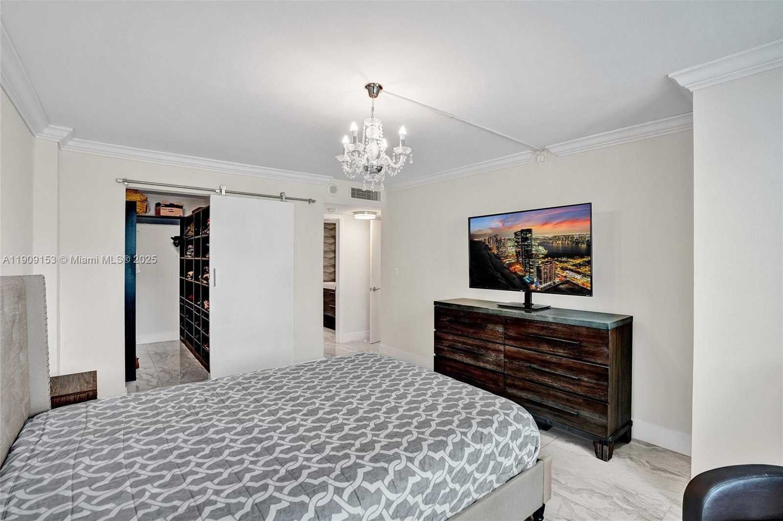 Small Image of 2655 COLLINS AVE #1407, Miami Beach Number 13