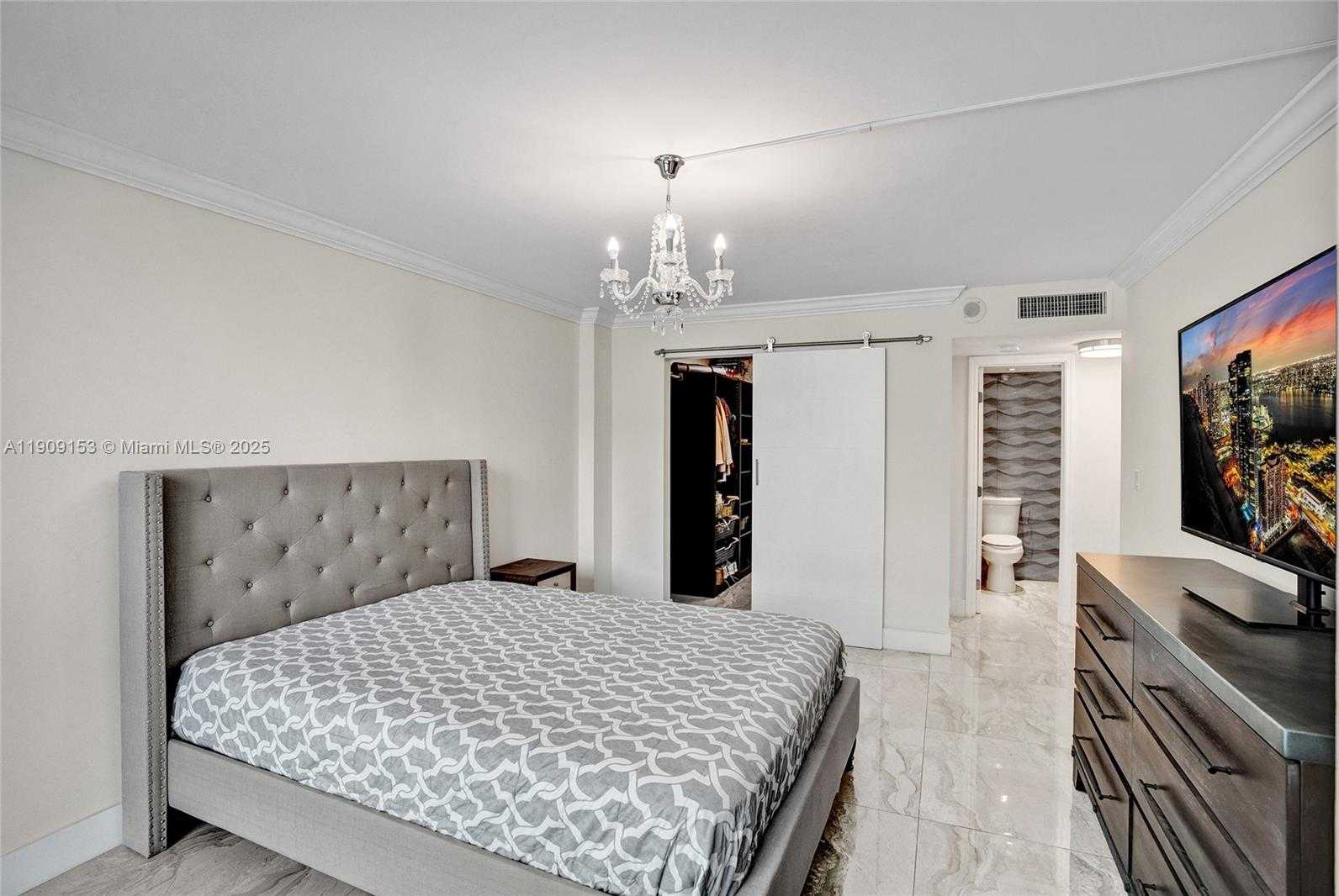 Small Image of 2655 COLLINS AVE #1407, Miami Beach Number 15