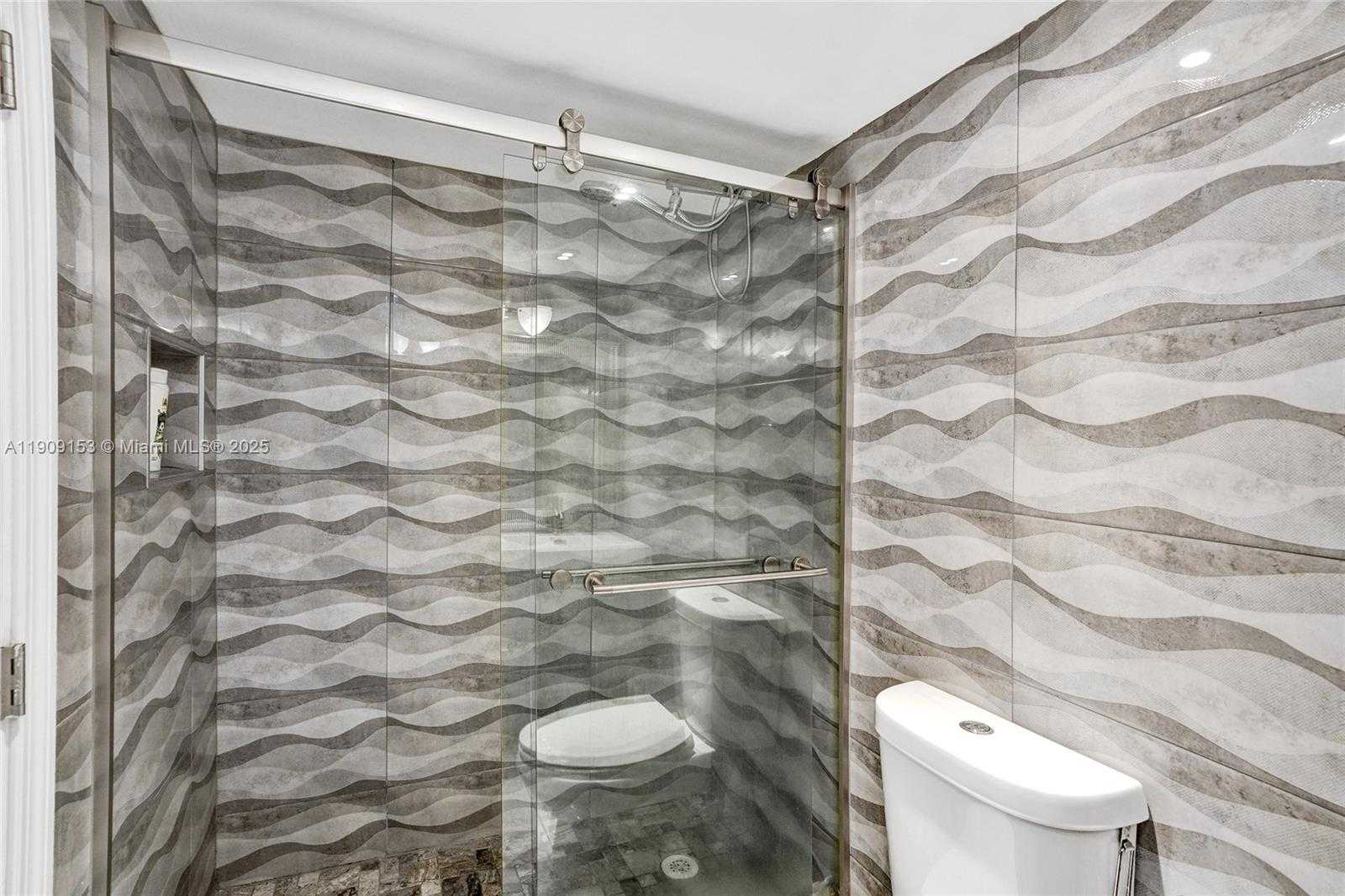 Small Image of 2655 COLLINS AVE #1407, Miami Beach Number 19