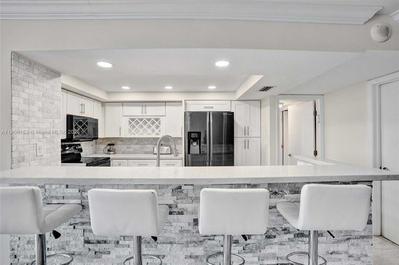 Small Image of 2655 COLLINS AVE #1407, Miami Beach Number 21