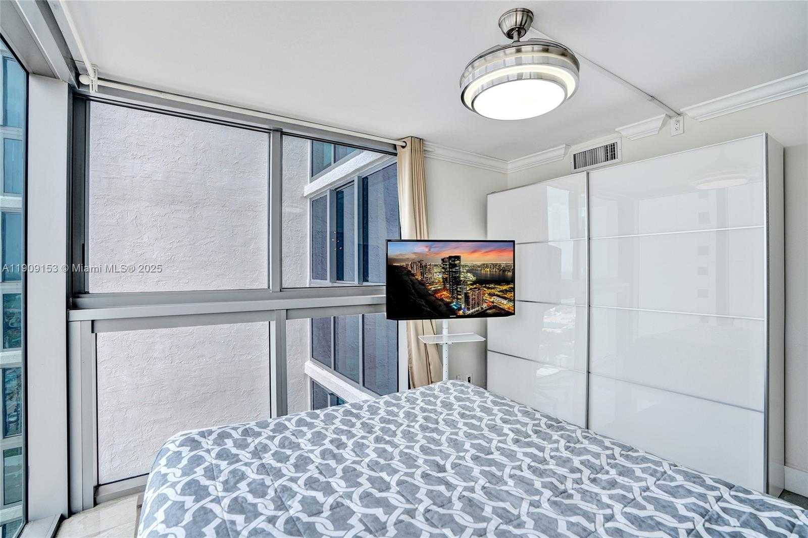 Small Image of 2655 COLLINS AVE #1407, Miami Beach Number 27