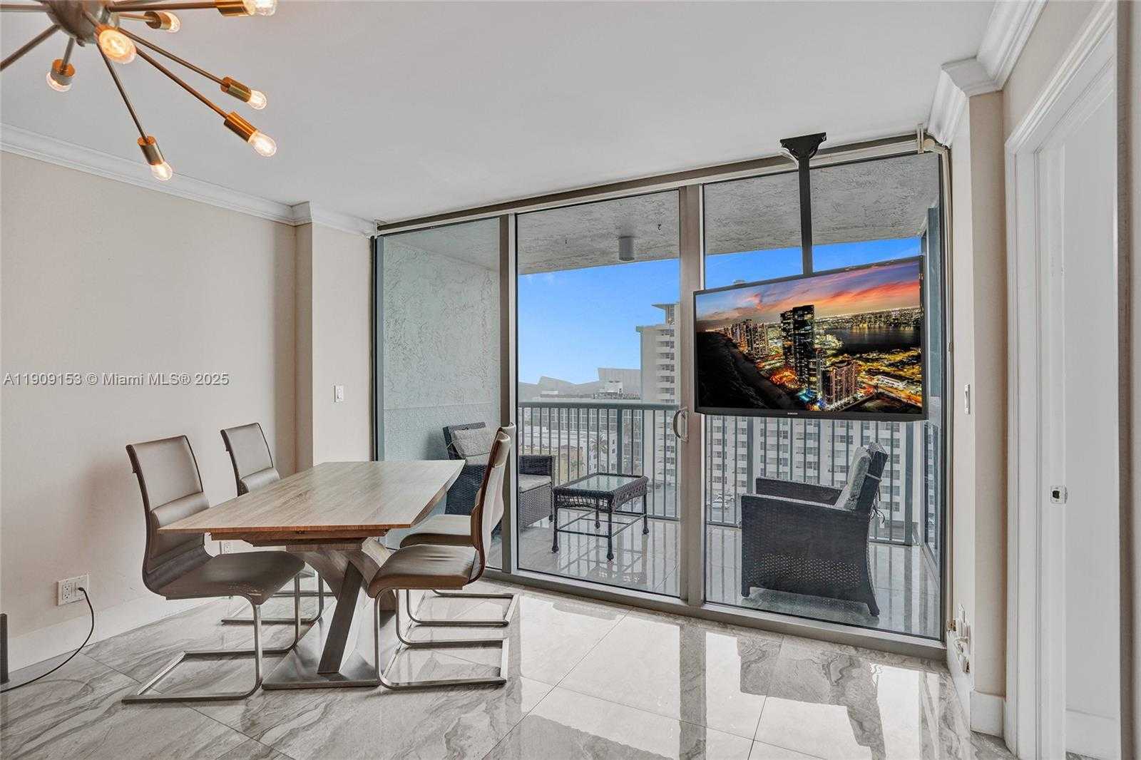 Small Image of 2655 COLLINS AVE #1407, Miami Beach Number 3