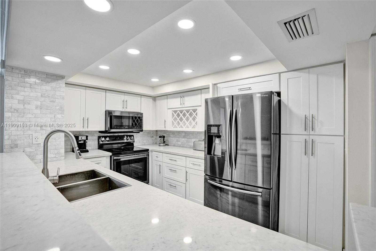 Small Image of 2655 COLLINS AVE #1407, Miami Beach Number 4