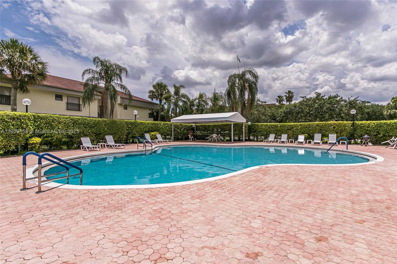 Small Image of 2880 SOUTH CARAMBOLA CIR S #2071, Coconut Creek Number 27