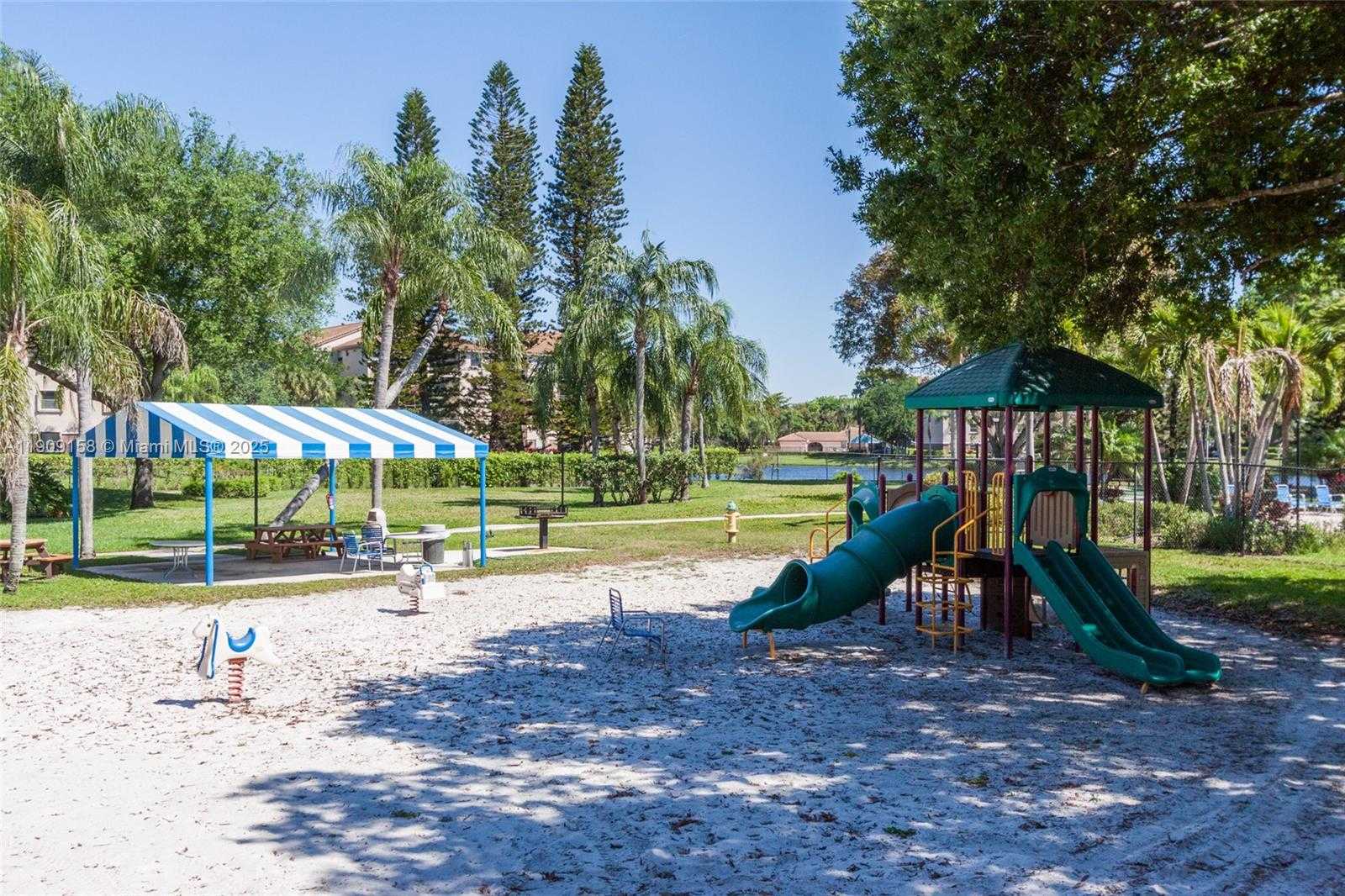 Small Image of 2880 SOUTH CARAMBOLA CIR S #2071, Coconut Creek Number 29