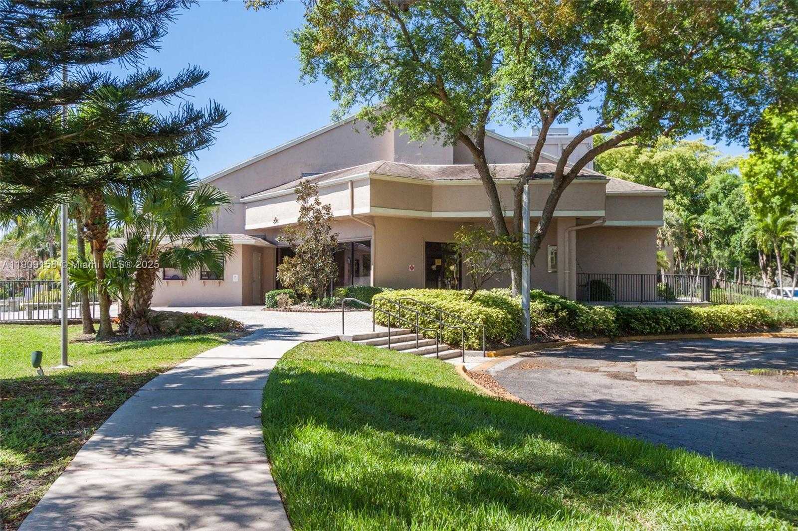 Small Image of 2880 SOUTH CARAMBOLA CIR S #2071, Coconut Creek Number 32