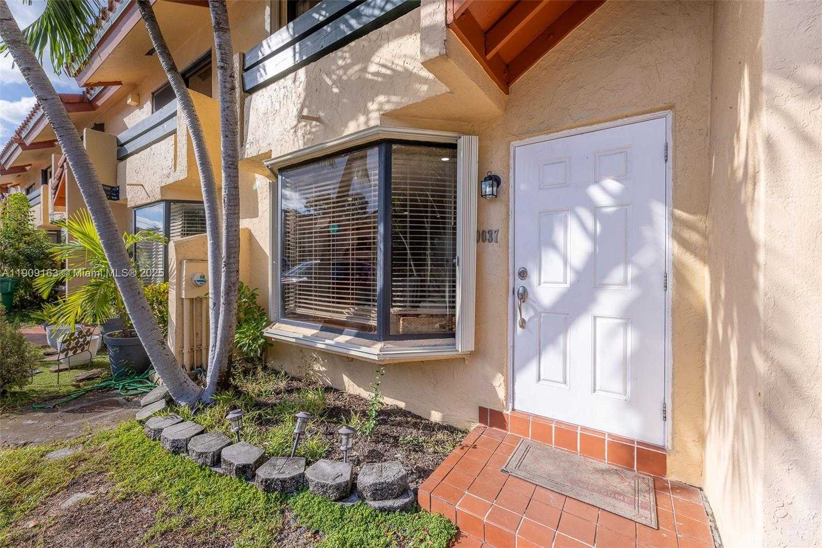 Small Image of 10037 SOUTH WEST 77TH CT, Miami Number 3