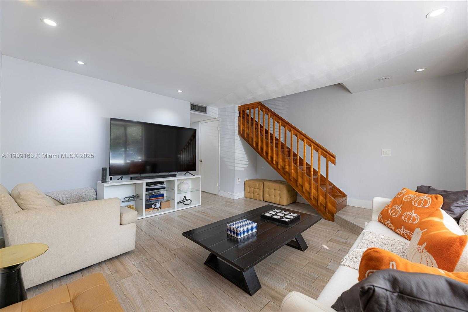 Small Image of 10037 SOUTH WEST 77TH CT, Miami Number 6