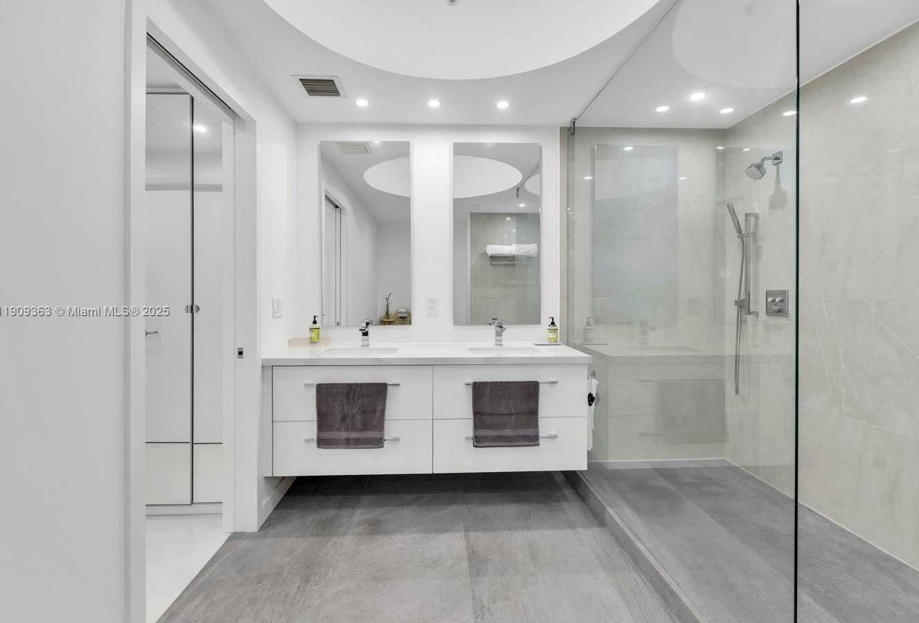 Small Image of 3131 NORTH EAST 188TH ST #2-1004, Aventura Number 27