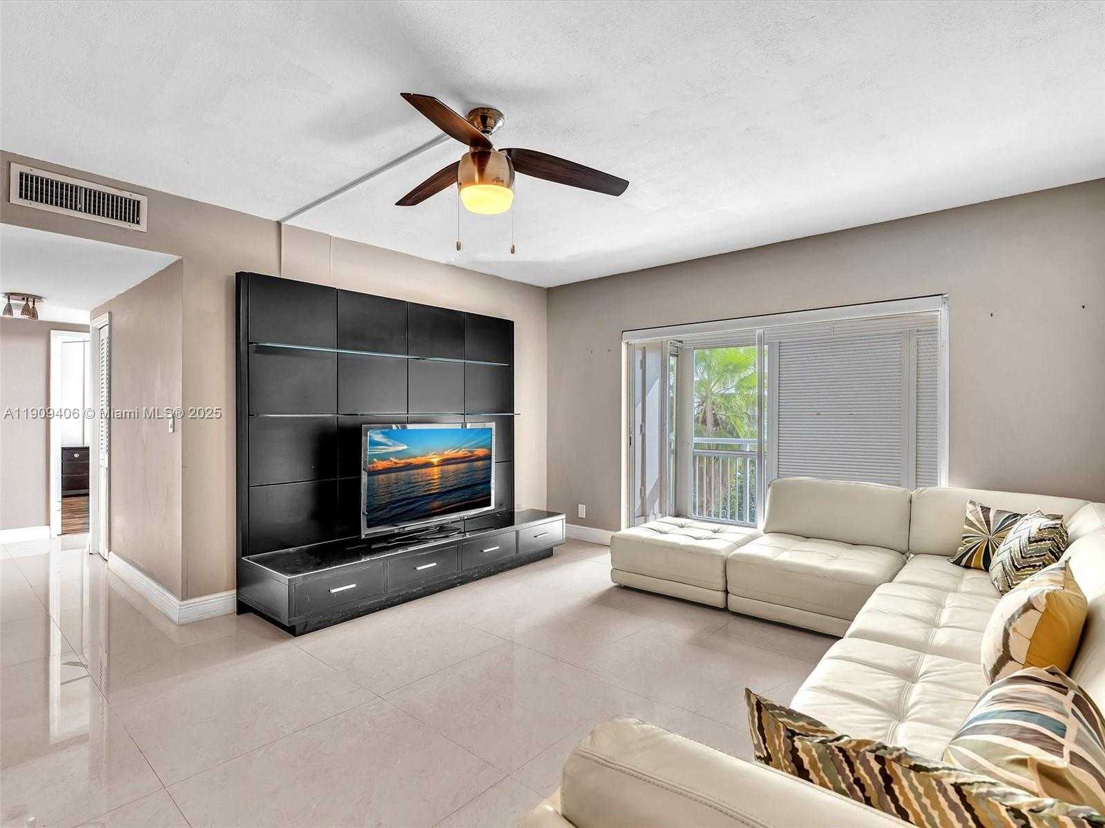 Small Image of 4400 HILLCREST DR #617B, Hollywood Number 21