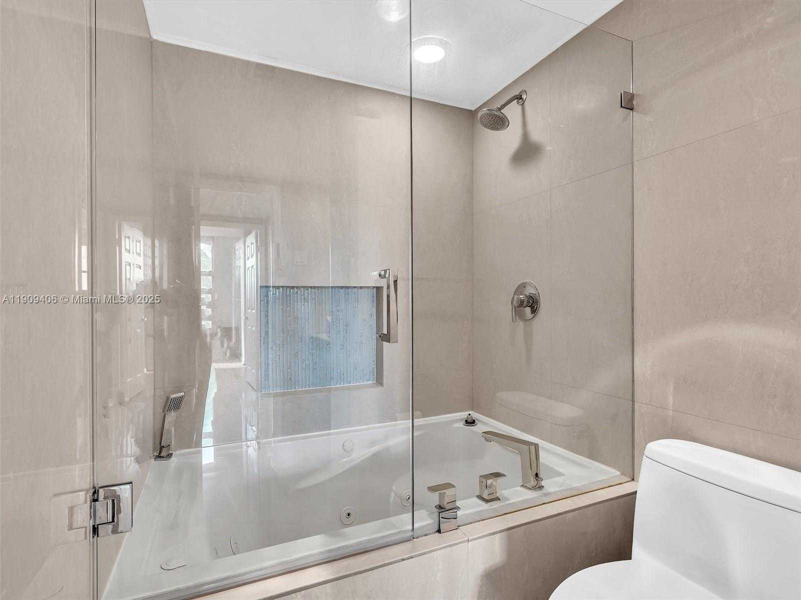 Small Image of 4400 HILLCREST DR #617B, Hollywood Number 29