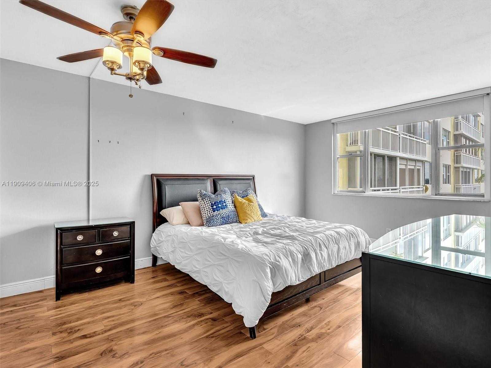 Small Image of 4400 HILLCREST DR #617B, Hollywood Number 32