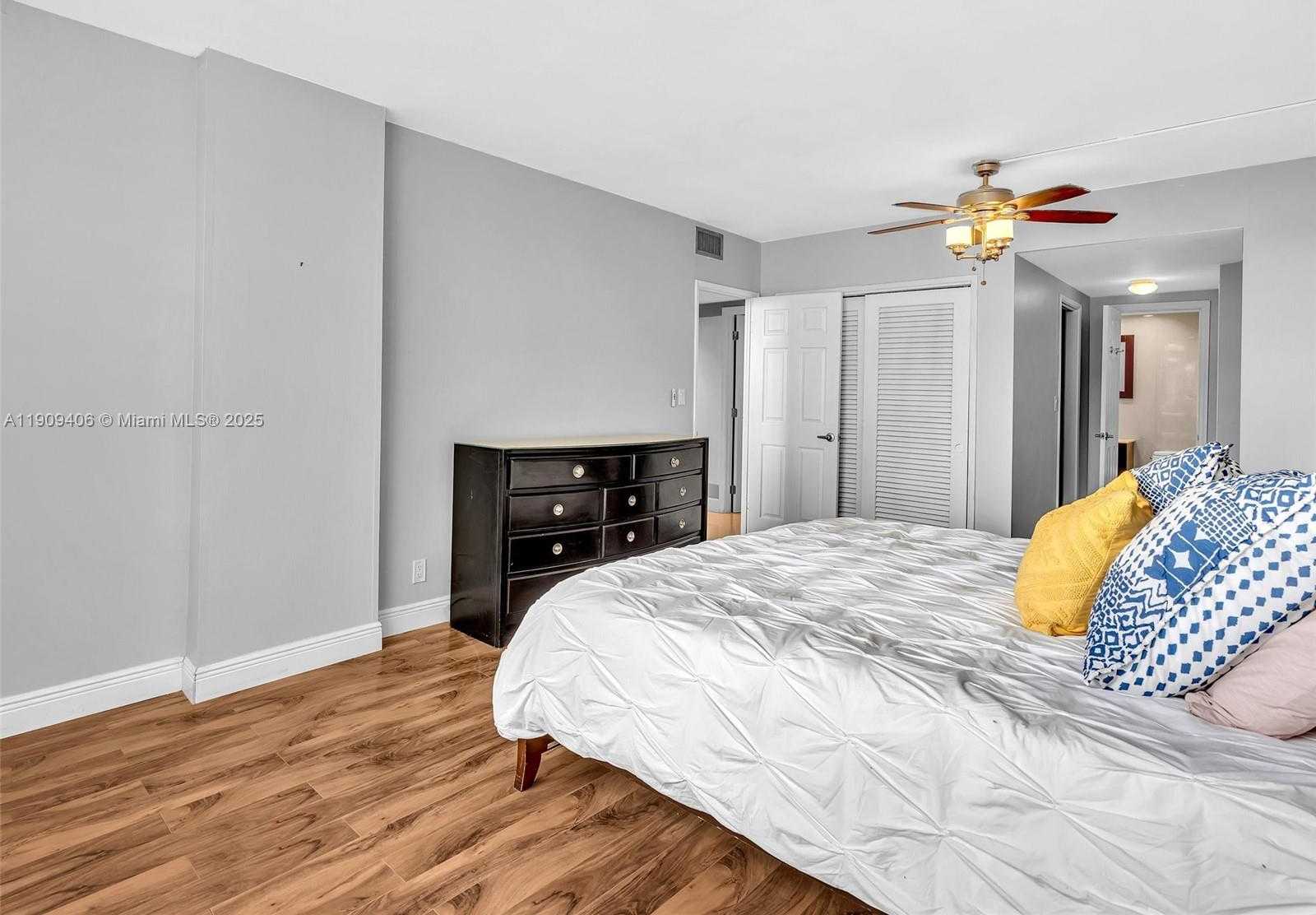 Small Image of 4400 HILLCREST DR #617B, Hollywood Number 33