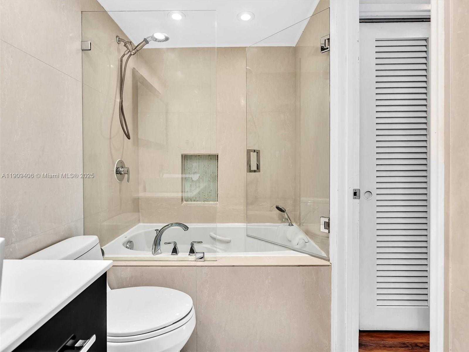 Small Image of 4400 HILLCREST DR #617B, Hollywood Number 38