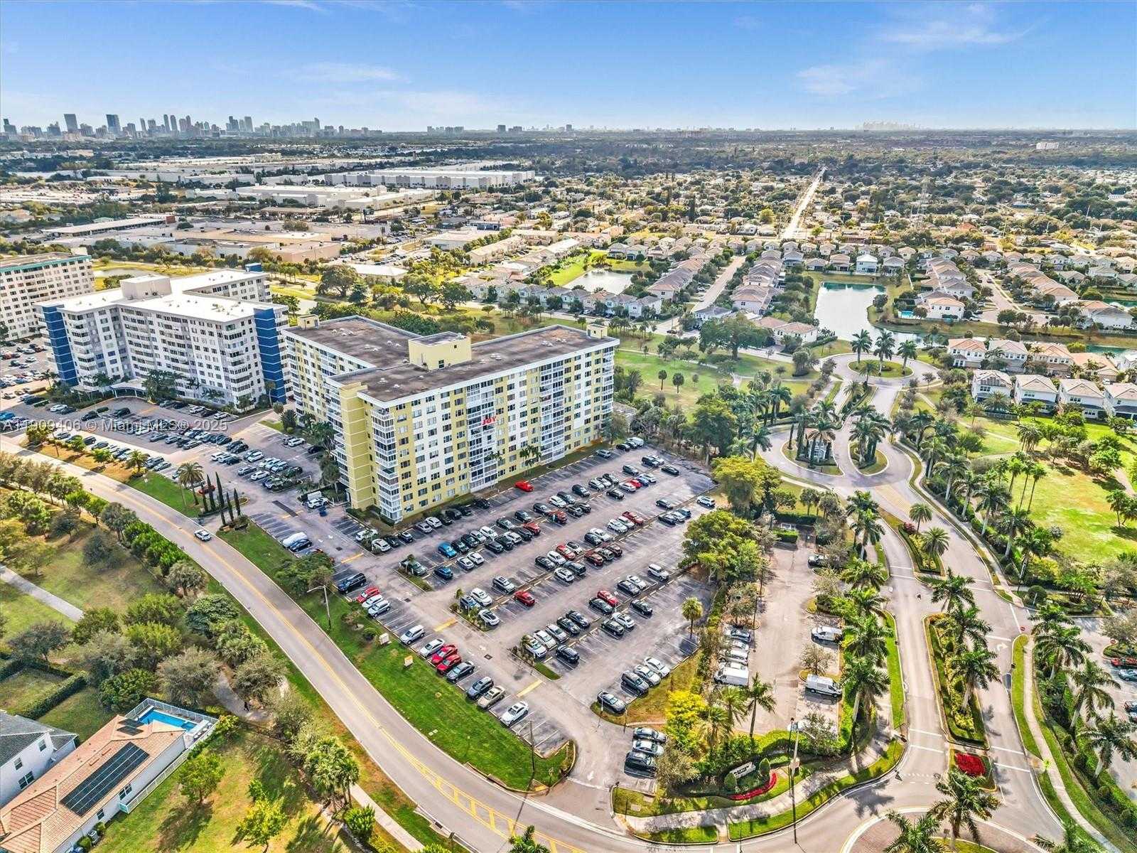 Small Image of 4400 HILLCREST DR #617B, Hollywood Number 45