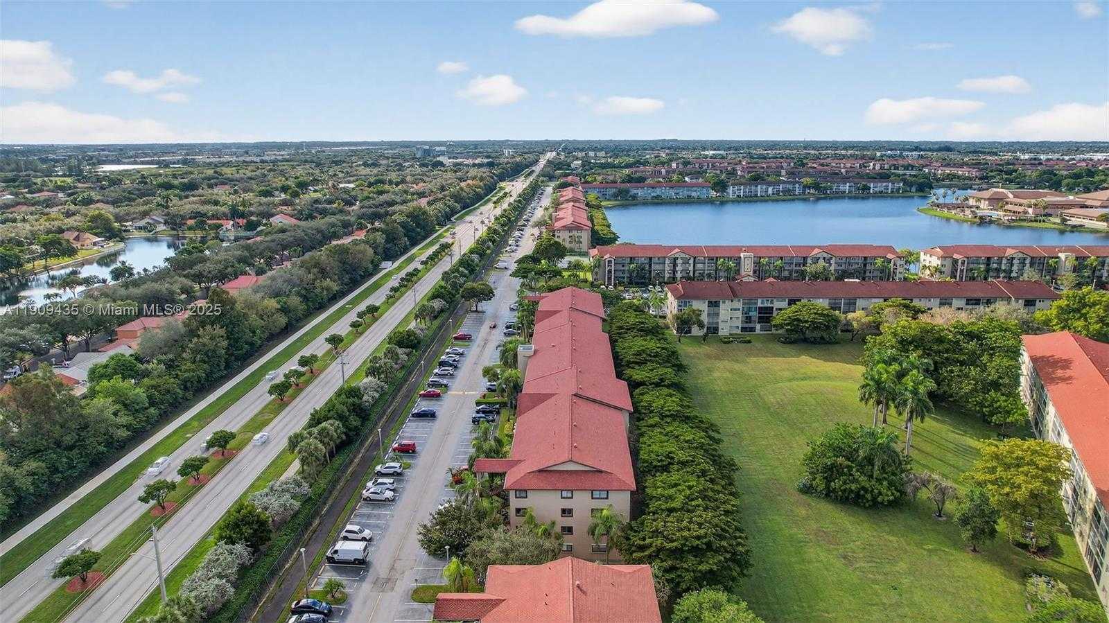 Small Image of 13105 SOUTH WEST 16TH CT #407L, Pembroke Pines Number 11