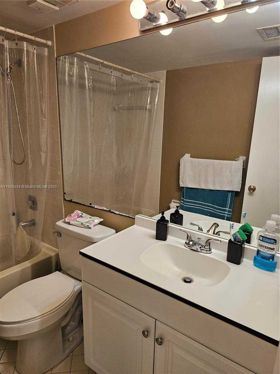 Small Image of 114 LAKE EMERALD DR #409, Oakland Park Number 10